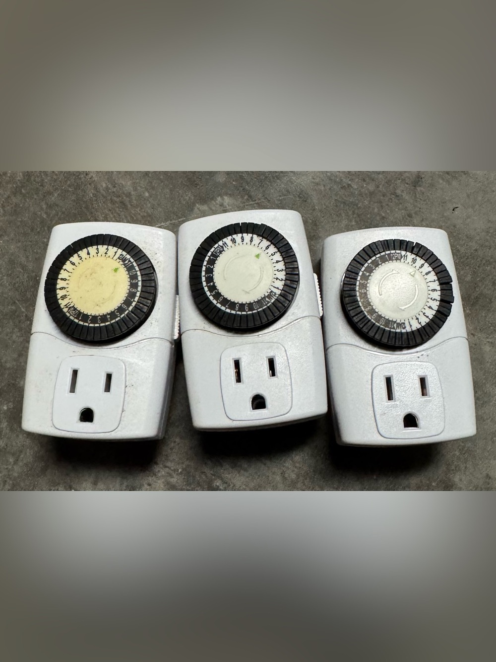 3 Mechanical Plug-In Timer Outlet - White with Black Dial